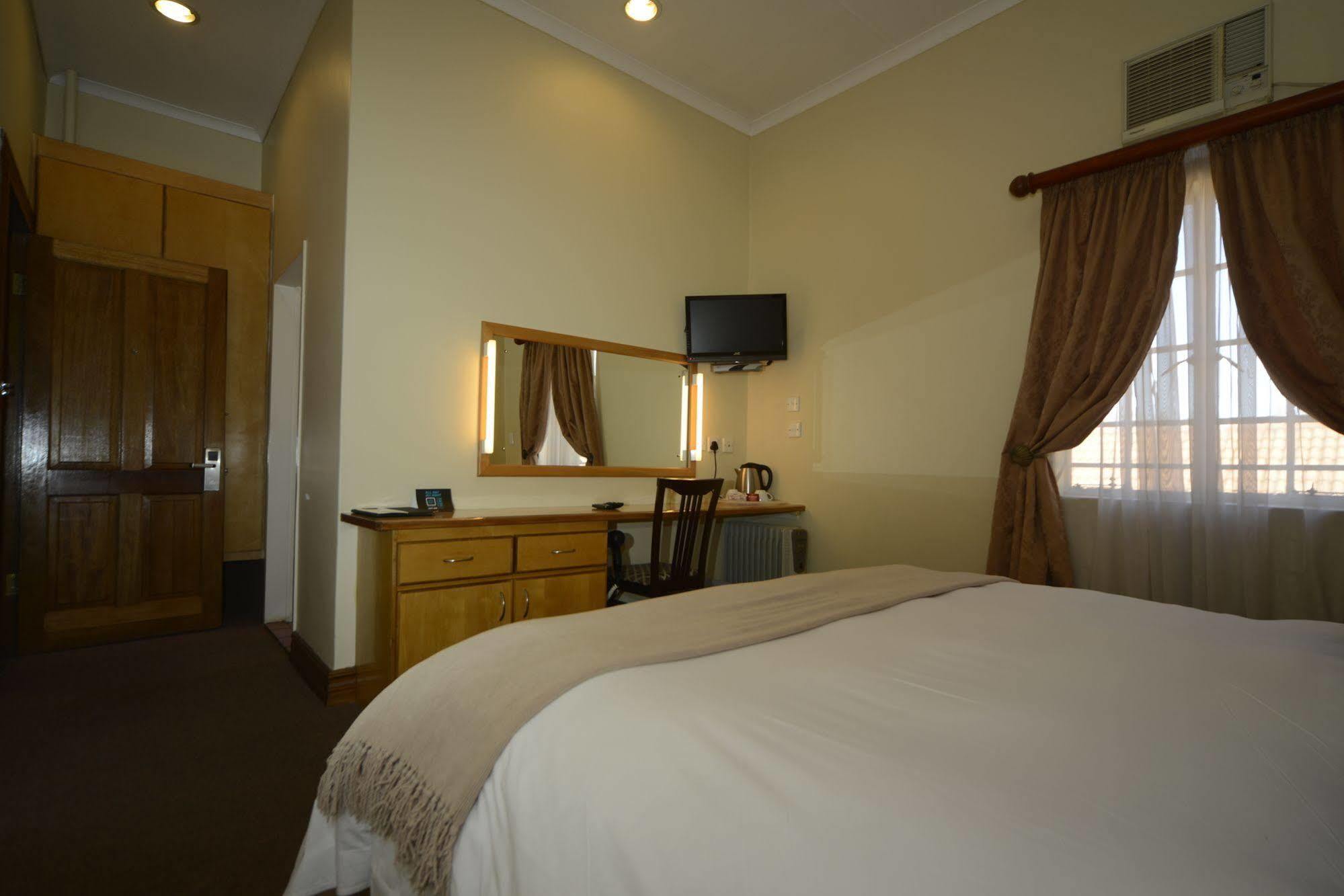 The Elegant Lodge Menlo Park Претория Екстериор снимка